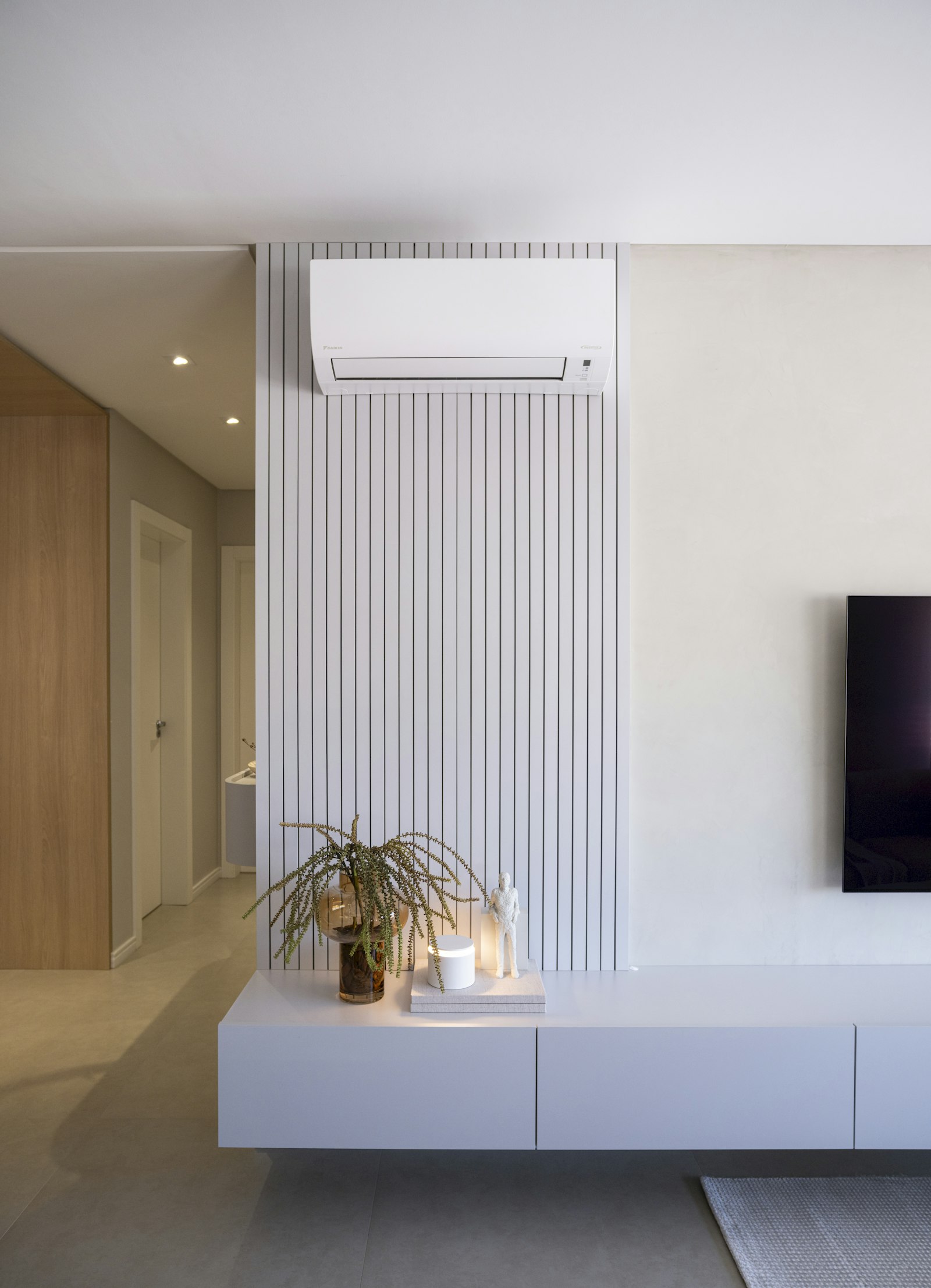 Modern aydınlık salonda panel üzerine monte duvar tipi split klima